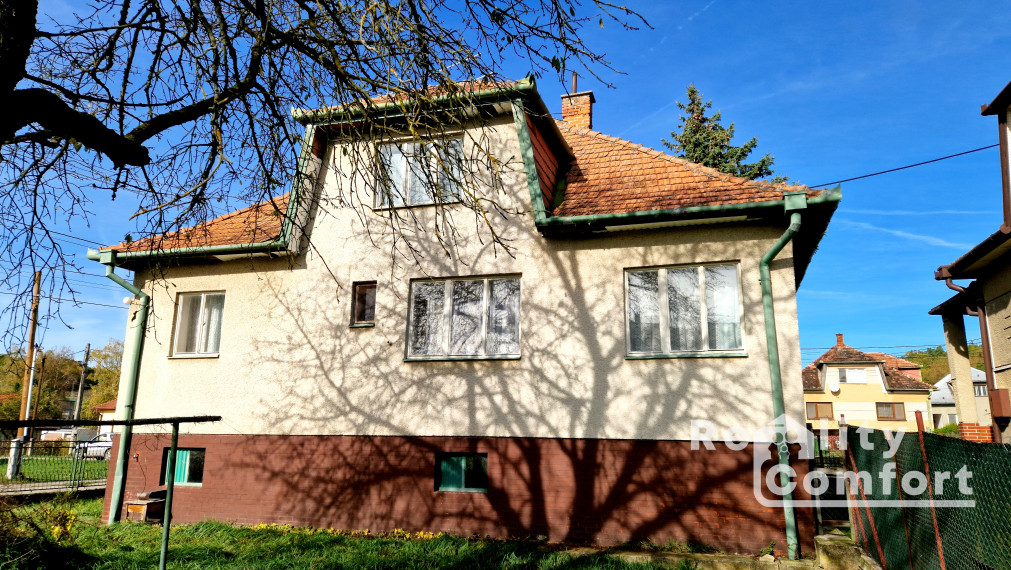 Rodinný dom s krásnym  pozemkom v Uhrovci