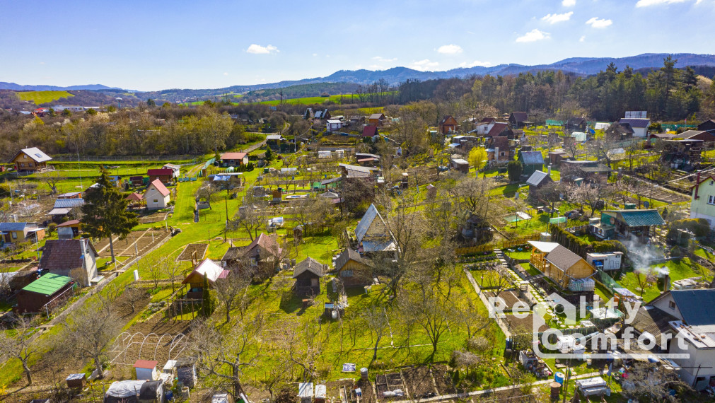 Slnečná záhradka s menšou záhradnou chatkou
