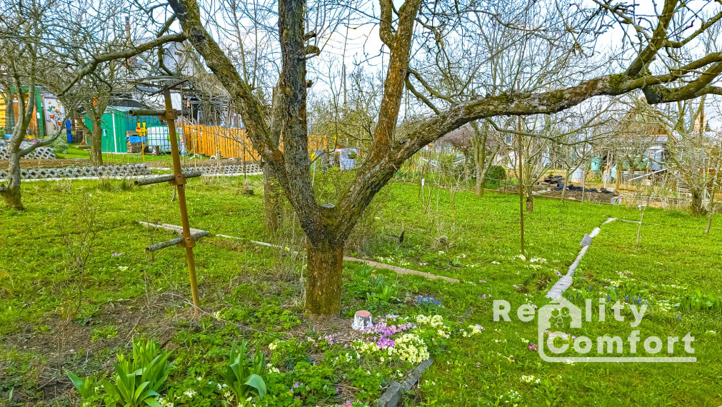 Slnečná záhradka s menšou záhradnou chatkou