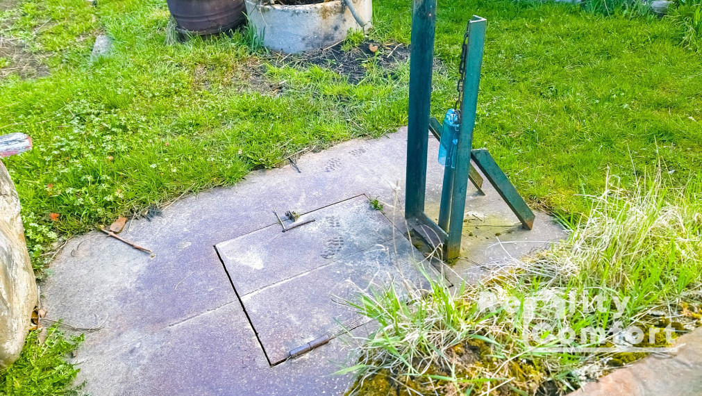 Slnečná záhradka s menšou záhradnou chatkou