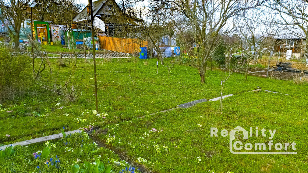 Slnečná záhradka s menšou záhradnou chatkou