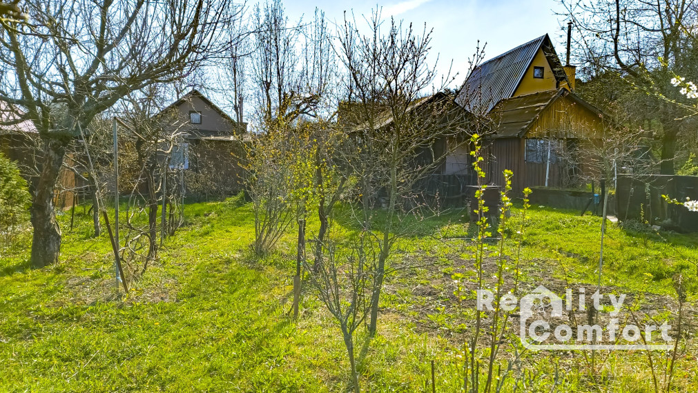 Slnečná záhradka s menšou záhradnou chatkou