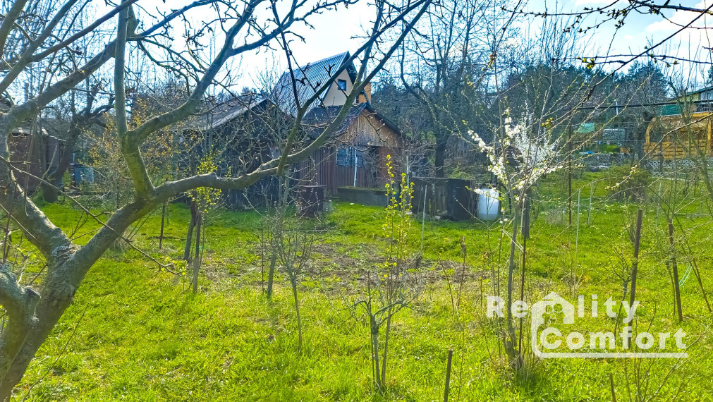 Slnečná záhradka s menšou záhradnou chatkou