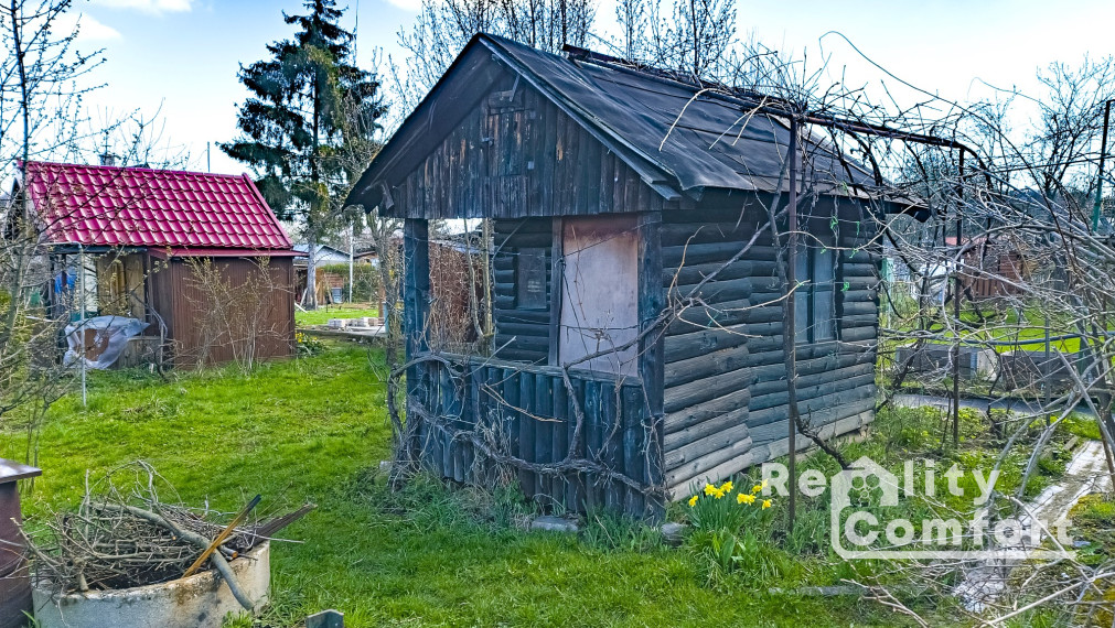 Slnečná záhradka s menšou záhradnou chatkou
