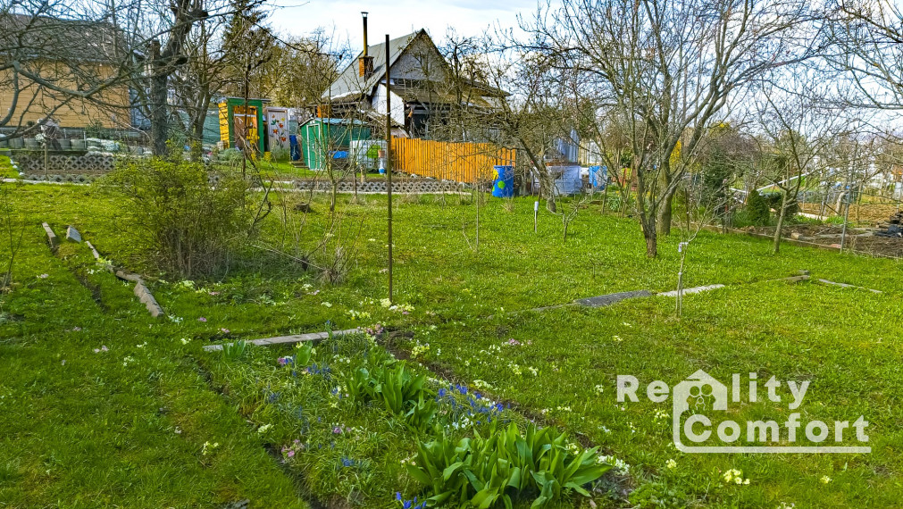 Slnečná záhradka s menšou záhradnou chatkou