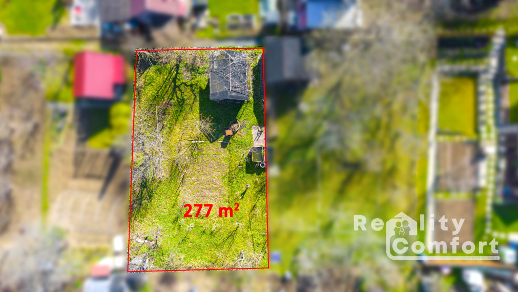 Slnečná záhradka s menšou záhradnou chatkou