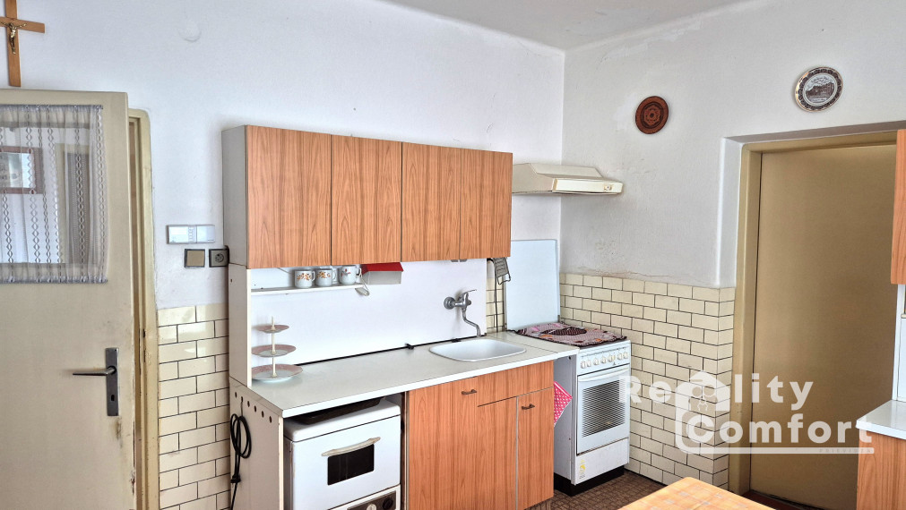 Na predaj priestranný 4-izbový rodinný dom v obci Svinná