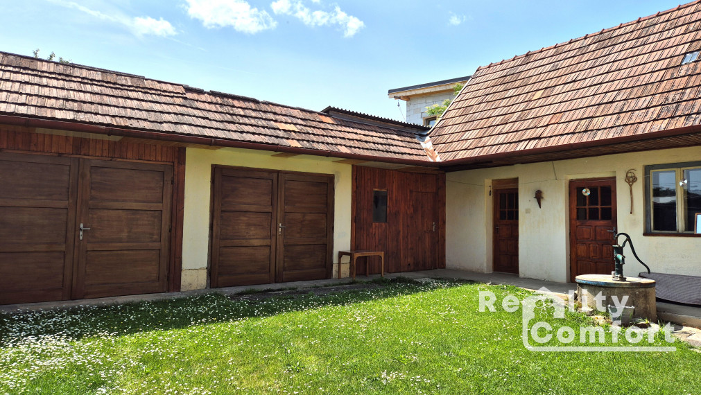 Na predaj priestranný 4-izbový rodinný dom v obci Svinná