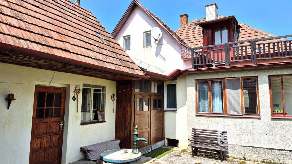 Na predaj priestranný 4-izbový rodinný dom v obci Svinná