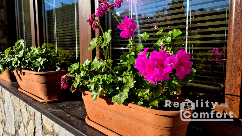 Priestranný rodinný dom s veľkou ovocnou záhradou