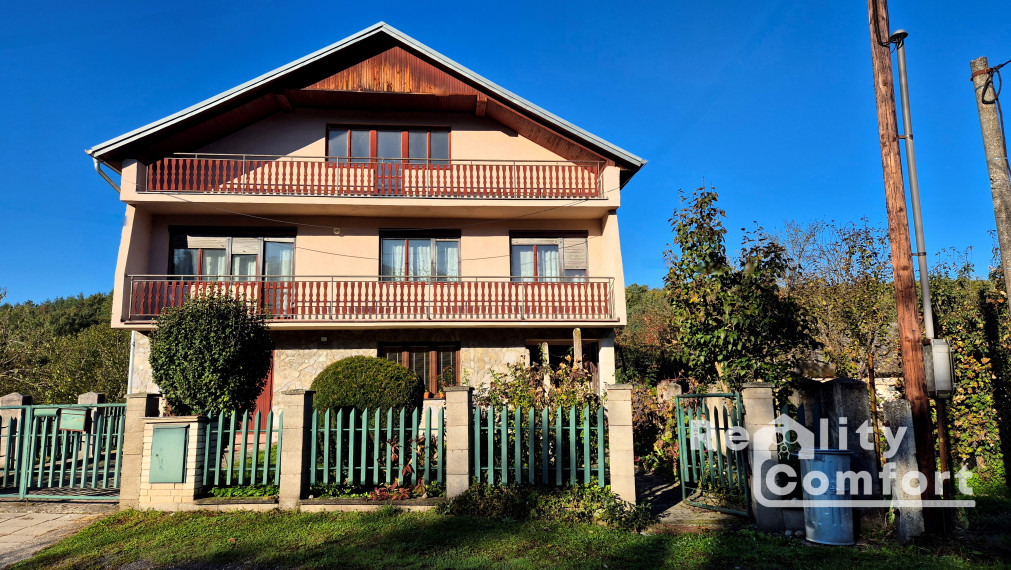 Priestranný rodinný dom s veľkou ovocnou záhradou