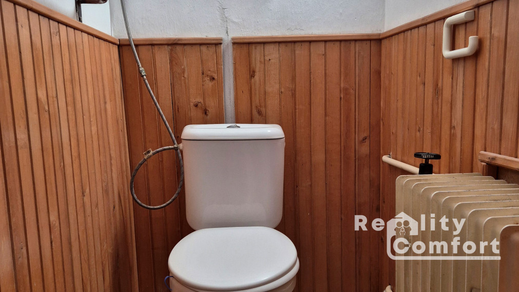 Priestranný rodinný dom s veľkou ovocnou záhradou