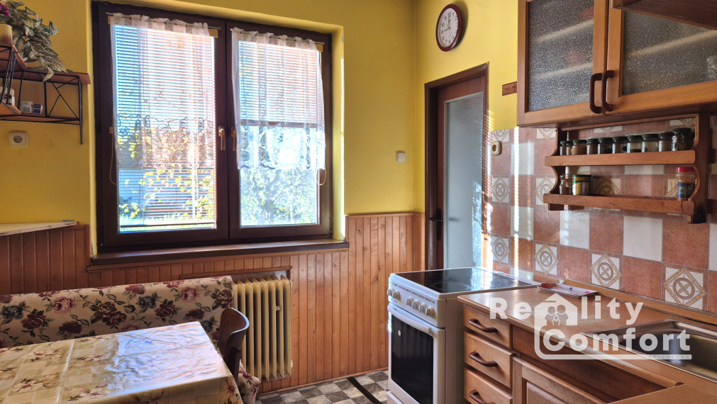 Priestranný rodinný dom s veľkou ovocnou záhradou