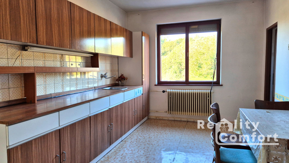 Priestranný rodinný dom s veľkou ovocnou záhradou