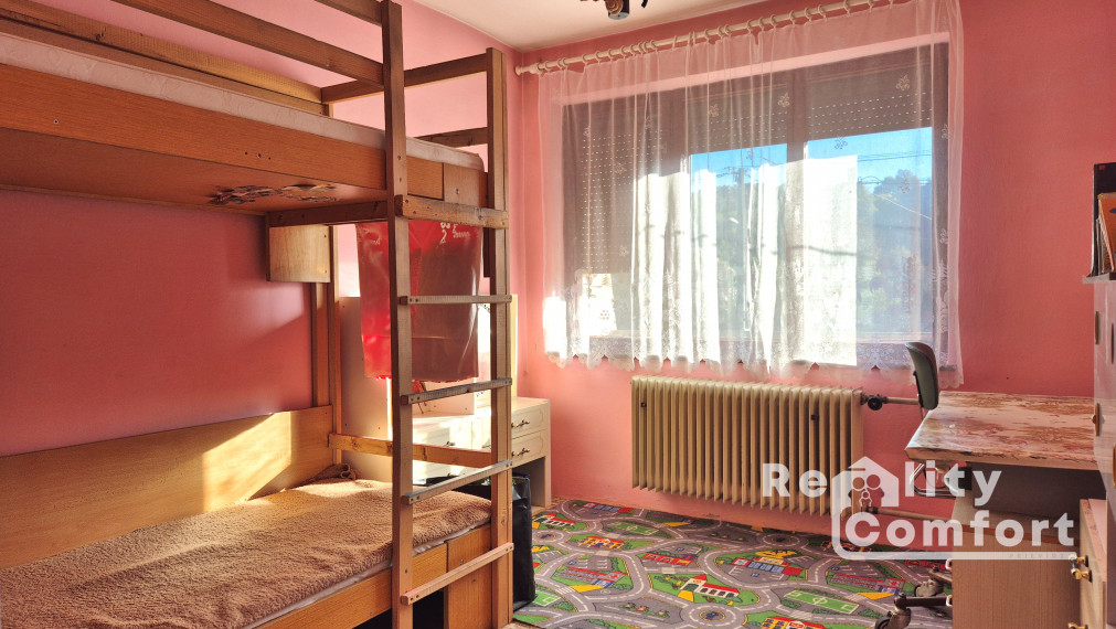 Priestranný rodinný dom s veľkou ovocnou záhradou