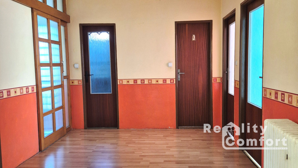 Priestranný rodinný dom s veľkou ovocnou záhradou