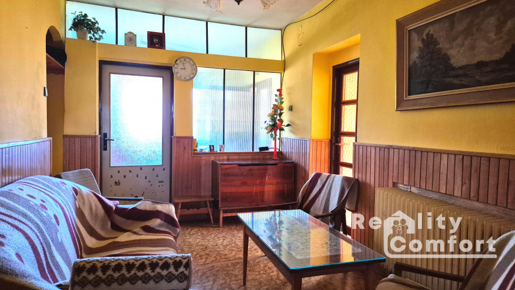 Priestranný rodinný dom s veľkou ovocnou záhradou