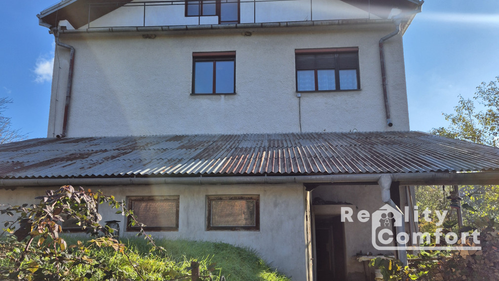 Priestranný rodinný dom s veľkou ovocnou záhradou