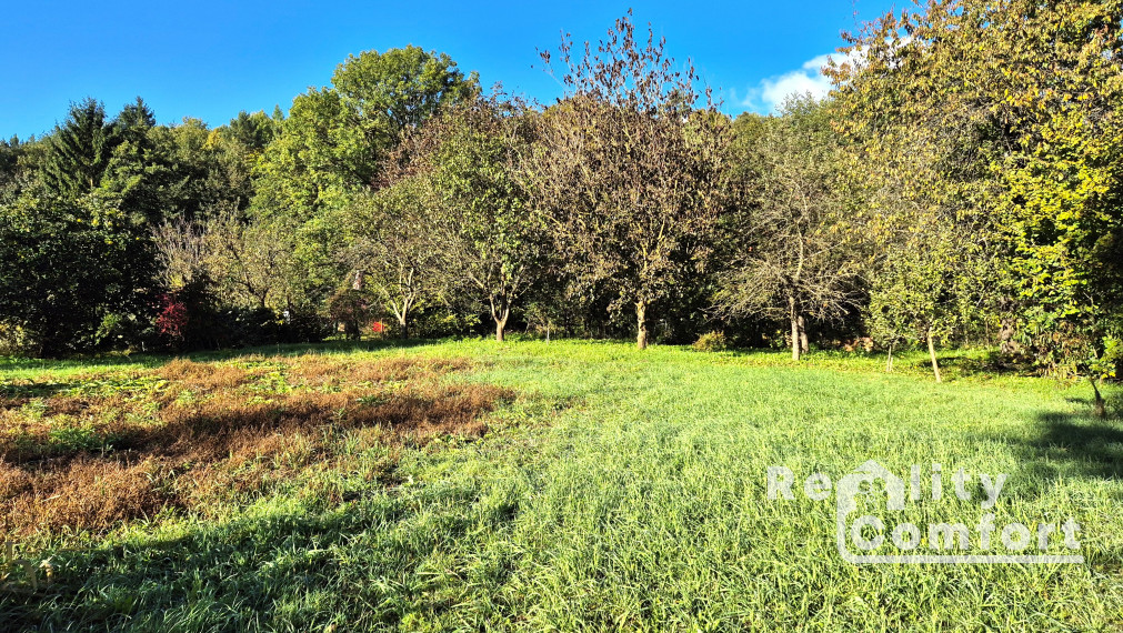 Priestranný rodinný dom s veľkou ovocnou záhradou