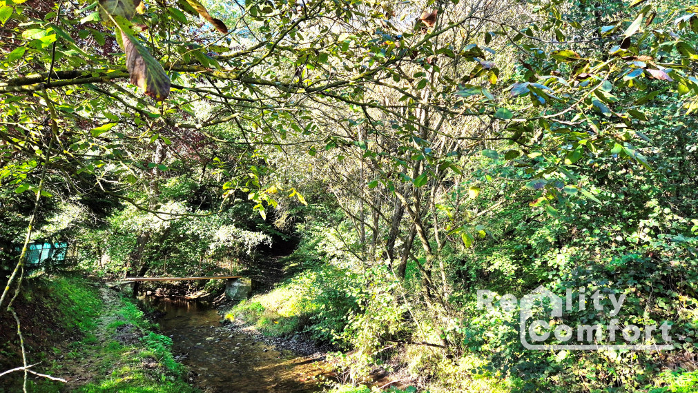 Priestranný rodinný dom s veľkou ovocnou záhradou