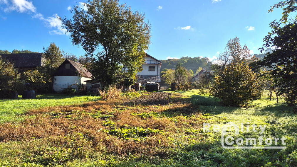 Priestranný rodinný dom s veľkou ovocnou záhradou