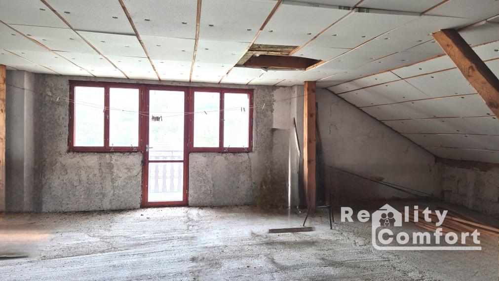 Priestranný rodinný dom s veľkou ovocnou záhradou