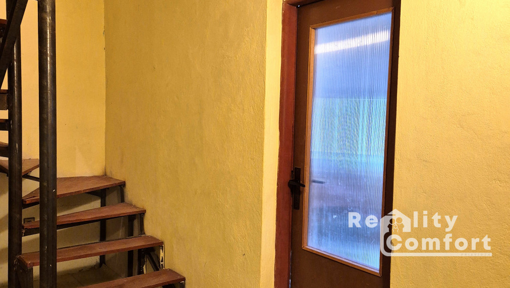 Priestranný rodinný dom s veľkou ovocnou záhradou