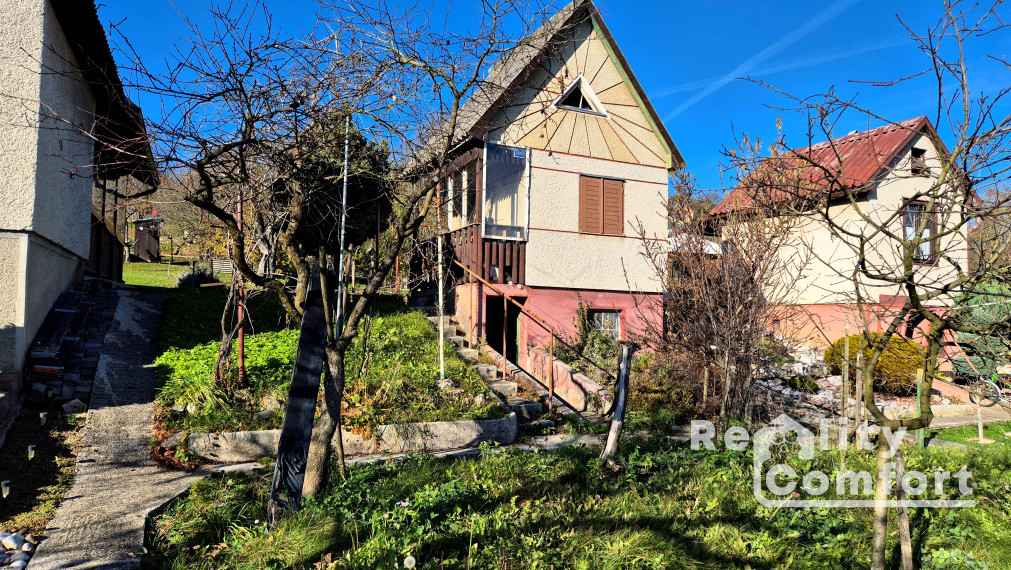 Krásna záhradka s murovanou chatkou v tichej lokalite pri splave