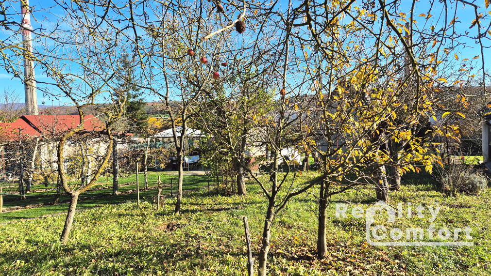 Krásna záhradka s murovanou chatkou v tichej lokalite pri splave