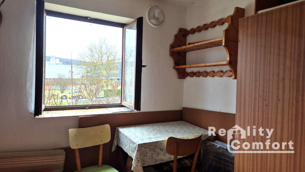 Krásna záhradka s murovanou chatkou v tichej lokalite pri splave