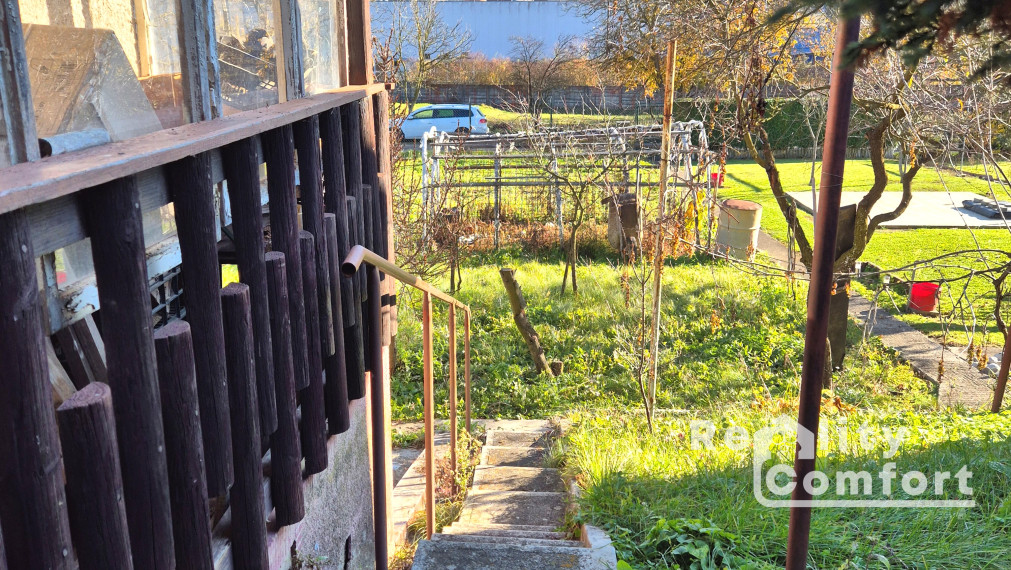 Krásna záhradka s murovanou chatkou v tichej lokalite pri splave