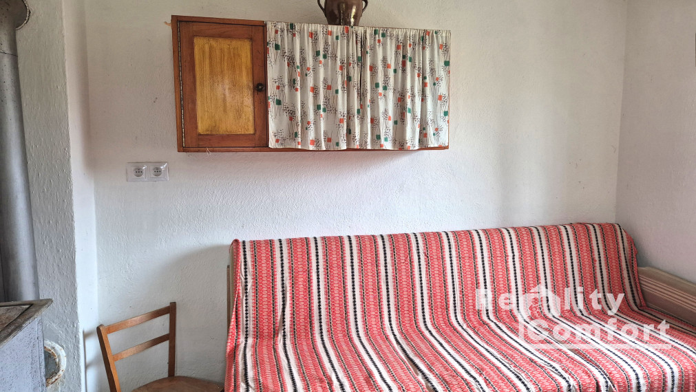 Krásna záhradka s murovanou chatkou v tichej lokalite pri splave