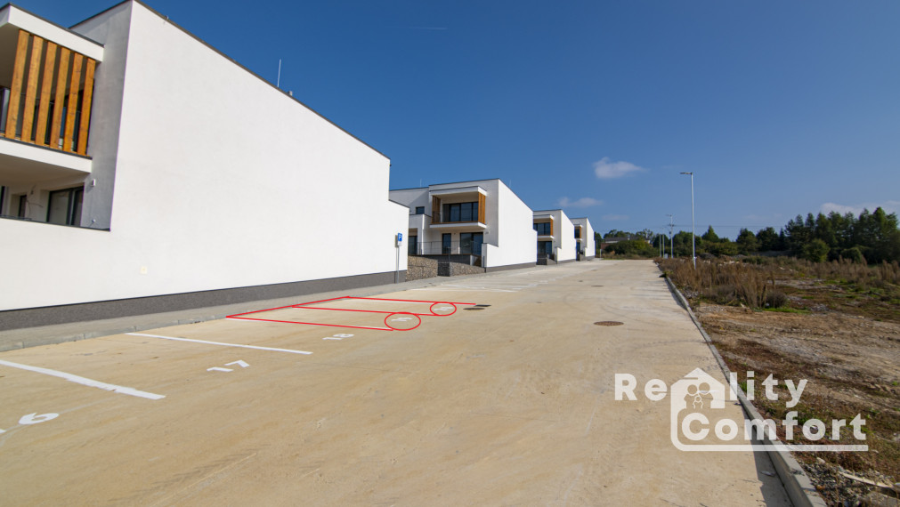 Zariadený 2-izb. byt s 2 parkovacími miestami, terasou a predzáhradkou