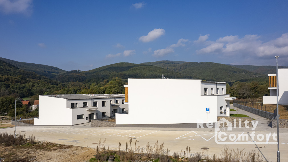 Zariadený 2-izb. byt s 2 parkovacími miestami, terasou a predzáhradkou