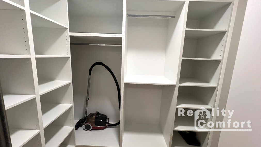 Zariadený 2-izb. byt s 2 parkovacími miestami, terasou a predzáhradkou