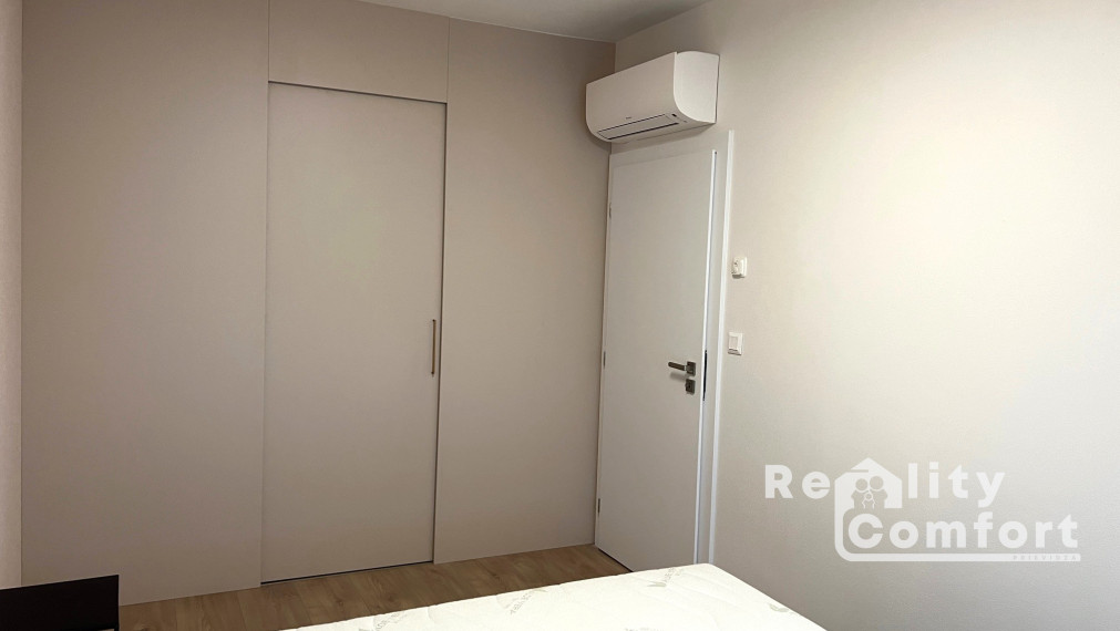 Zariadený 2-izb. byt s 2 parkovacími miestami, terasou a predzáhradkou