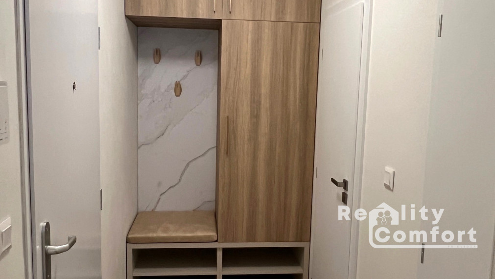 Zariadený 2-izb. byt s 2 parkovacími miestami, terasou a predzáhradkou