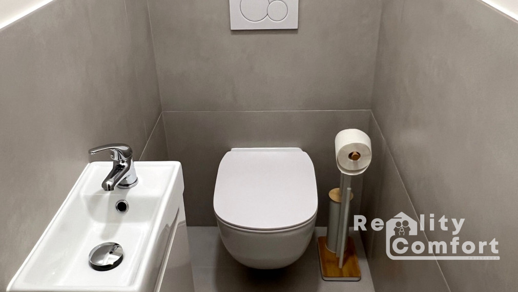 Zariadený 2-izb. byt s 2 parkovacími miestami, terasou a predzáhradkou