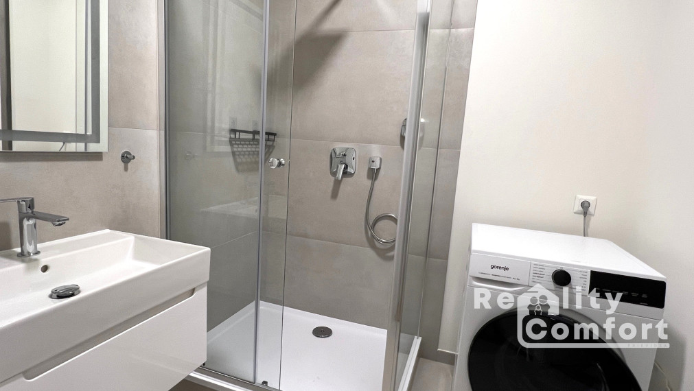 Zariadený 2-izb. byt s 2 parkovacími miestami, terasou a predzáhradkou