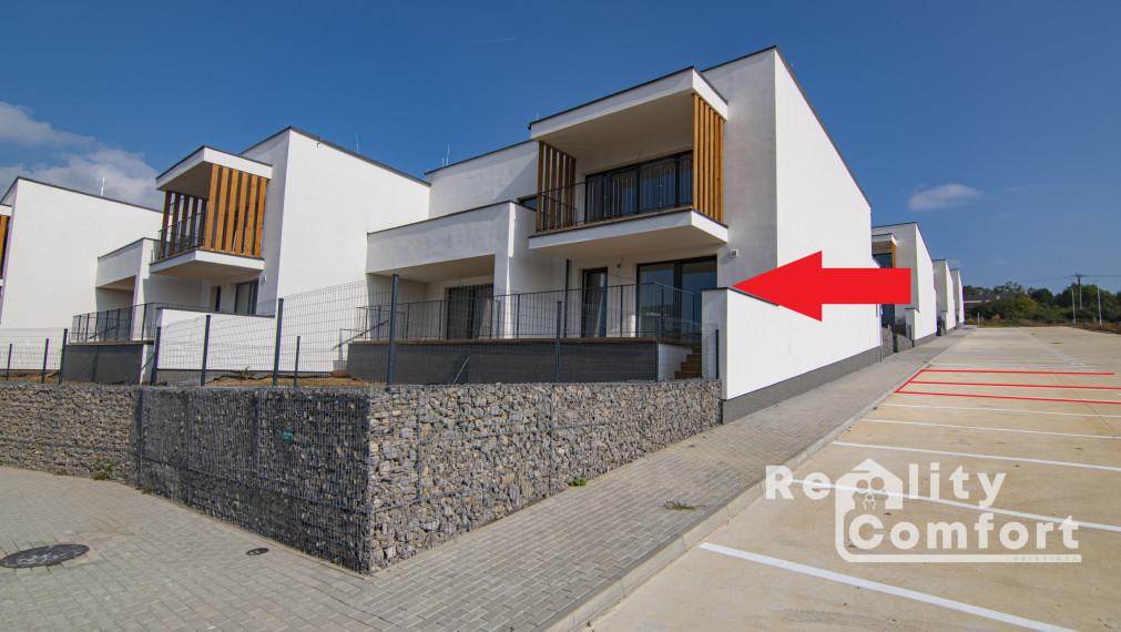 Zariadený 2-izb. byt s 2 parkovacími miestami, terasou a predzáhradkou