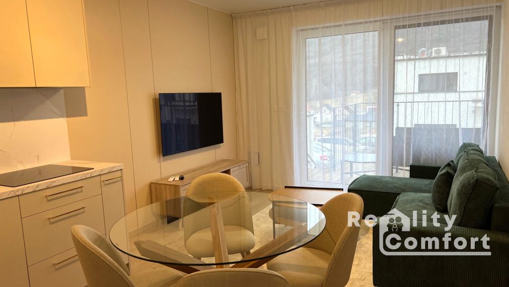 Moderne zariadený 2-izb. byt s 2 parkovacími miestami, terasou a predzáhradkou