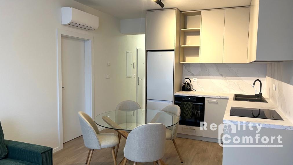 Moderne zariadený 2-izb. byt s 2 parkovacími miestami, terasou a predzáhradkou