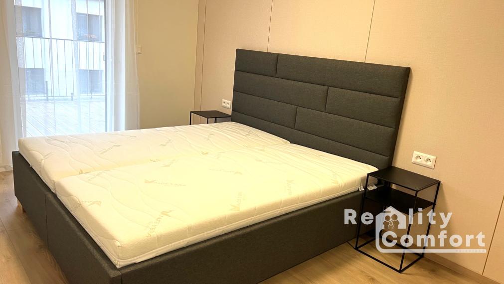Moderne zariadený 2-izb. byt s 2 parkovacími miestami, terasou a predzáhradkou