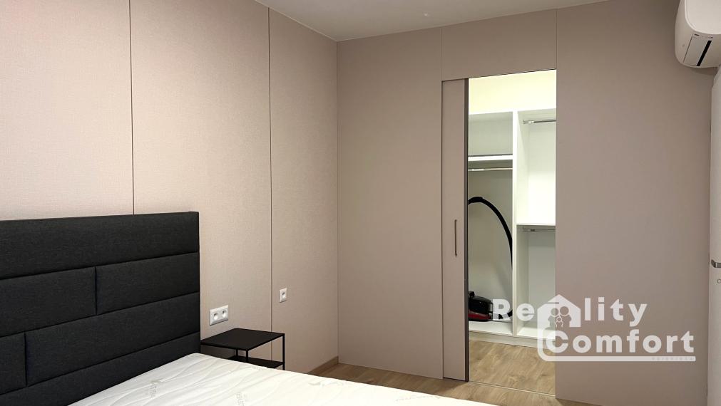 Moderne zariadený 2-izb. byt s 2 parkovacími miestami, terasou a predzáhradkou