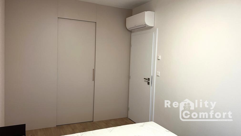 Moderne zariadený 2-izb. byt s 2 parkovacími miestami, terasou a predzáhradkou