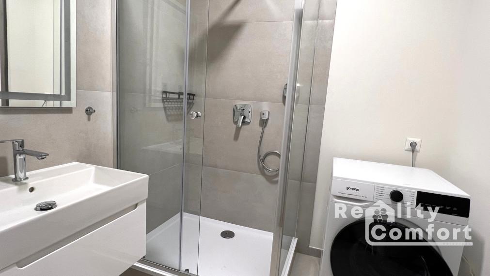 Moderne zariadený 2-izb. byt s 2 parkovacími miestami, terasou a predzáhradkou