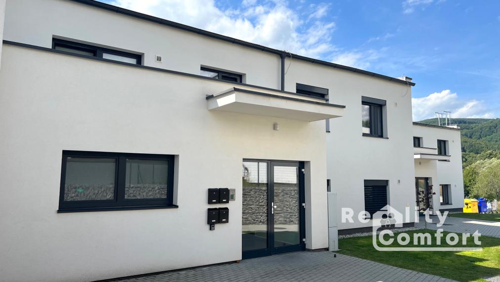 Moderne zariadený 2-izb. byt s 2 parkovacími miestami, terasou a predzáhradkou