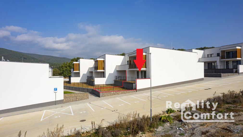 Moderne zariadený 2-izb. byt s 2 parkovacími miestami, terasou a predzáhradkou