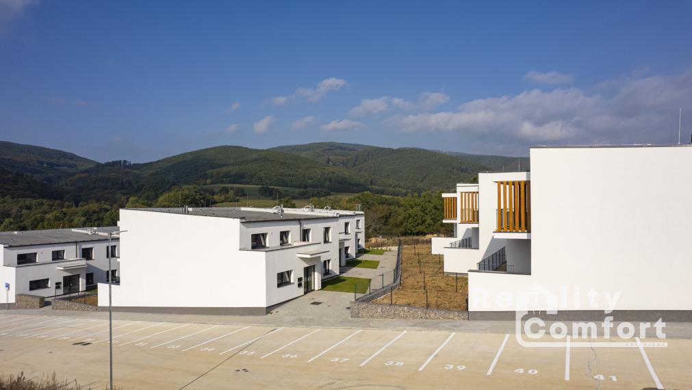 Moderne zariadený 2-izb. byt s 2 parkovacími miestami, terasou a predzáhradkou