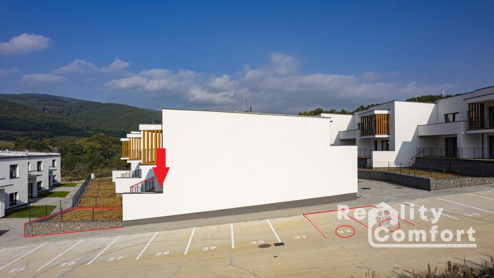 Moderne zariadený 2-izb. byt s 2 parkovacími miestami, terasou a predzáhradkou